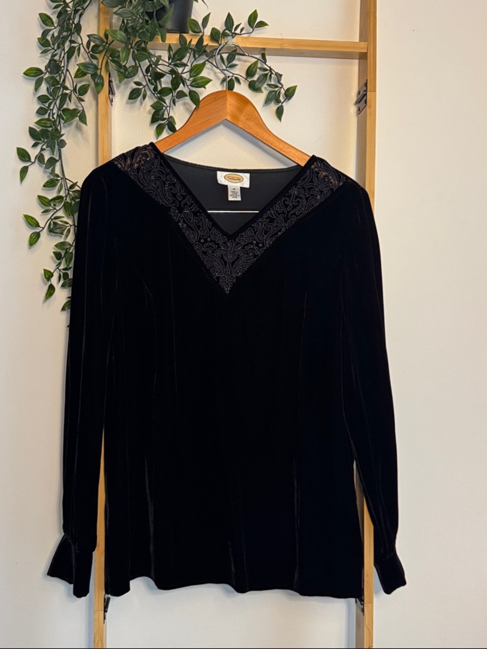 Talbots Black Beaded Scrollwork Velvet V-Neck Blouse Long Sleeve Size 10